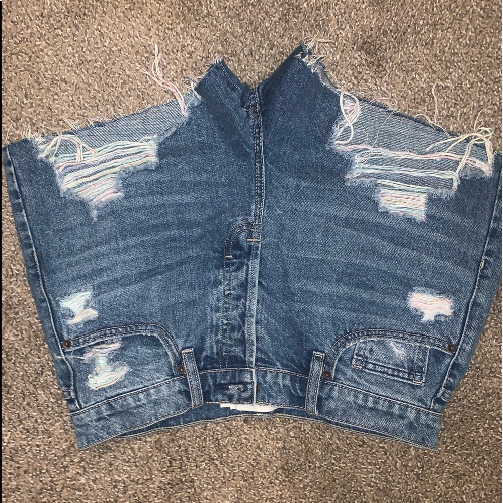 Flattering jean shorts with pastel exposed threads.